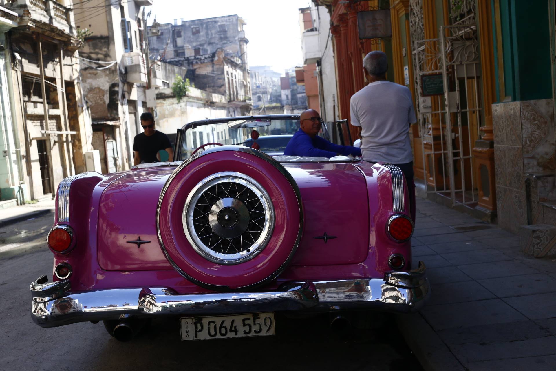 Pinker amerikanischer Oldtimer in einer Straße in Kuba