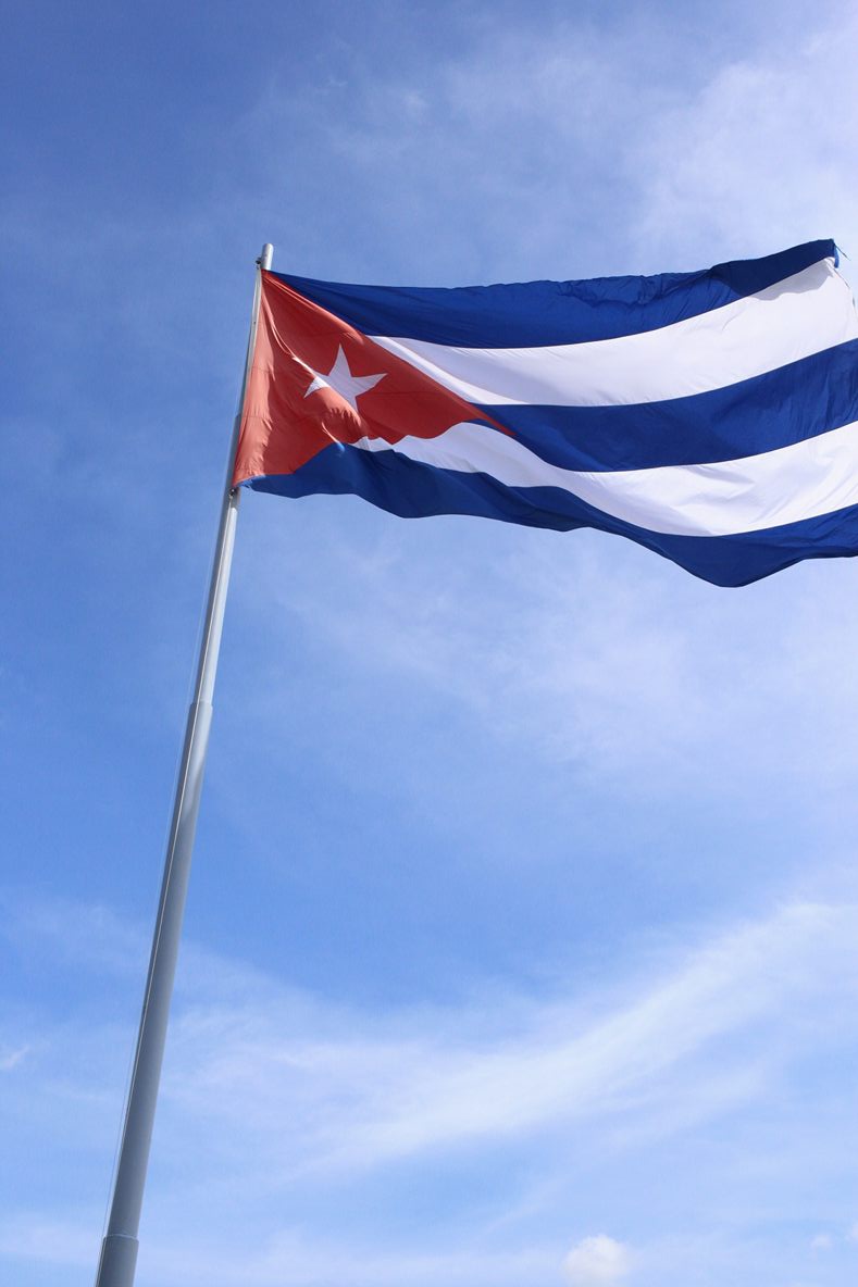 Kubanische Flagge weht vor blauem Himmel