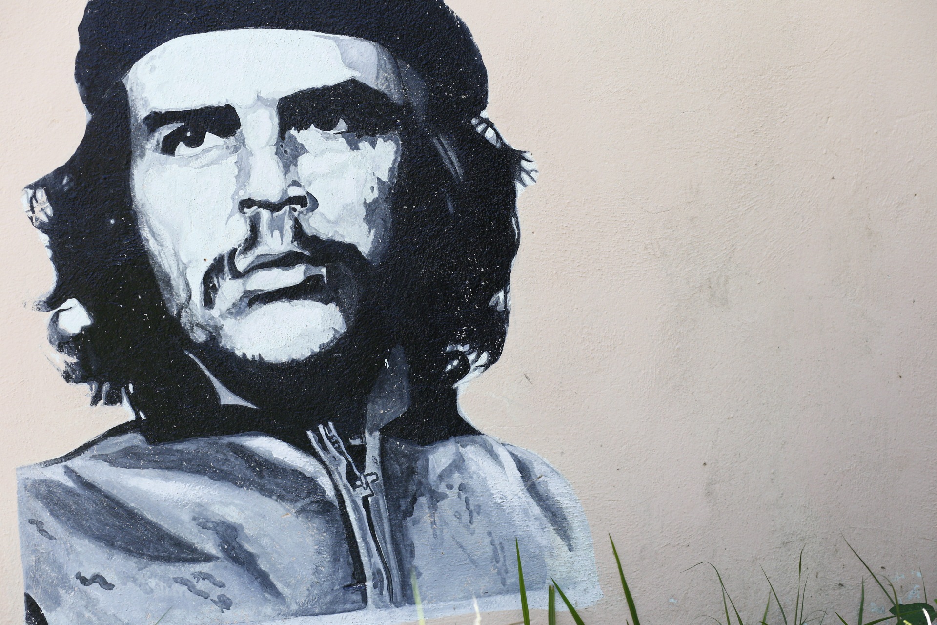 Schwarz-weißes Wandbild mit dem Porträt von Che Guevara
