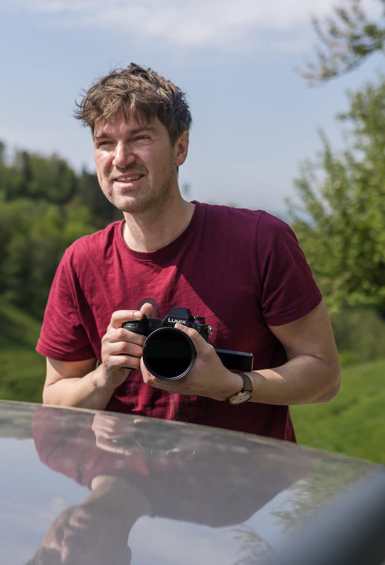 Porträt von Patrick mit Kamera, Cinematografie bei Frontal-Light