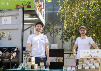 Zwei Männer an einem Stand mit Pflanzen bei Kultur flaniert 2023