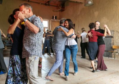 Paare tanzen Tango in einem Saal in Mattstedt